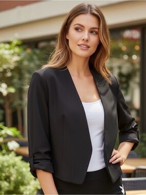 Aritzia Babaton Black Crepe Power Cropped Blazer
Size: 2